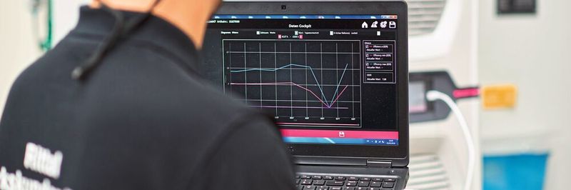 Rittal steht allen Anwendern von Kühlgeräten – auch Nichtkunden – als Servicedienstleister beratend zur Seite: Von der Ermittlung des Ist-Zustands einer Anlage über die Berechnung ihrer Effizienz, der Ableitung einer Handlungsempfehlung und Bestimmung von Energieeinsparpotenzialen bis hin zum Aufbau und Inbetriebnahme einer neuen Anlage samt Wartungsvertrag sowie der Entsorgung von Altgeräten.