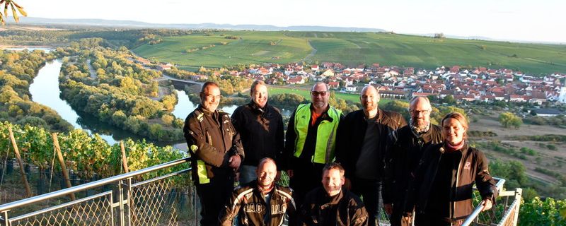 Die Vogel-Biker auf der Vogelsburg – hoch über der Mainschleife bei Volkach.