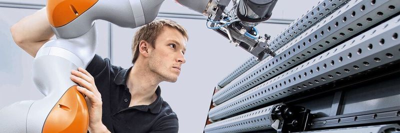 Hier ist die starre Trennung zwischen Vollautomatisierung aufgehoben und Mensch und Roboter arbeiten tatsächlich Hand in Hand: ein Kuka LBR iiwa im Einsatz.