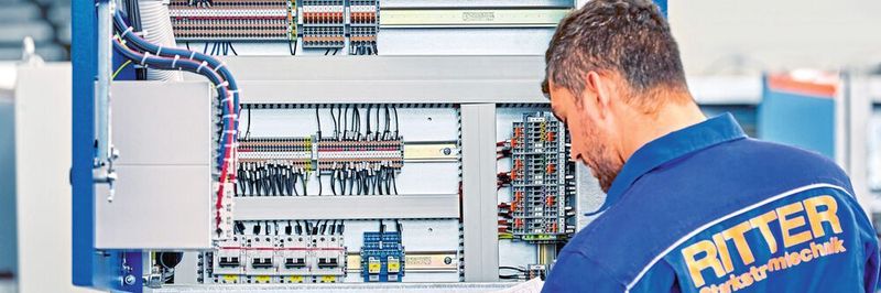 Vorkonfektionierte Klemmenleisten in den Schaltanlagen von Ritter Starkstromtechnik: Weil fertig bestückte Tragschienen vor Ort nur noch angeschlossen werden, erübrigen sich zahlreiche Arbeitsvorgänge.