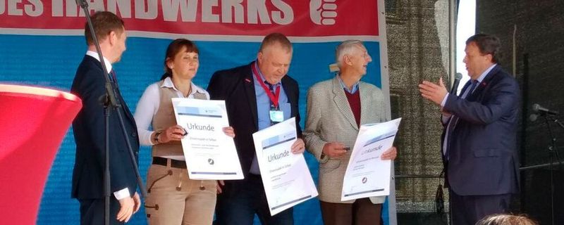 Die HWK Leipzig hat Uwe Bönicke von Zweirad-Bönicke (Bildmitte), die Ehrennadel in Silber verliehen.