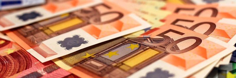 Wie viel Geld verdienen Medinzintechniker? Die Bruttoeinstiegsgehälter von Hochschulabsolventen in der Pharma- und Healthcare-Branche in Deutschland lagen im Jahr 2018 (unteres Quartil) bei 45.150 Euro. Das durchschnittliche Bruttojahresgehalt inkl. Urlaubs- und Weihnachtsgeld in der Pharma- und Medizintechnik lag 2017 bei 71.696 Euro.
