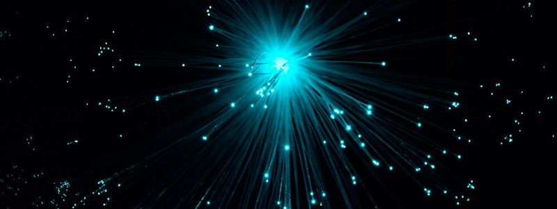 Digitalisierung mitsamt Iot und demnächst 5G, WiFi 6 bedeutet nicht nur schnellere, zuverlässigere und höherer Durchsatz in der Fläche; die Anforedrungen schlagen direkt durch auf die Netze in den Rechenzentren beziehungsweise zwangsläufig auf die Verbindung zwischen diesen. Der Beitrag aus dem Hause Corning erläutert warum und wie.
