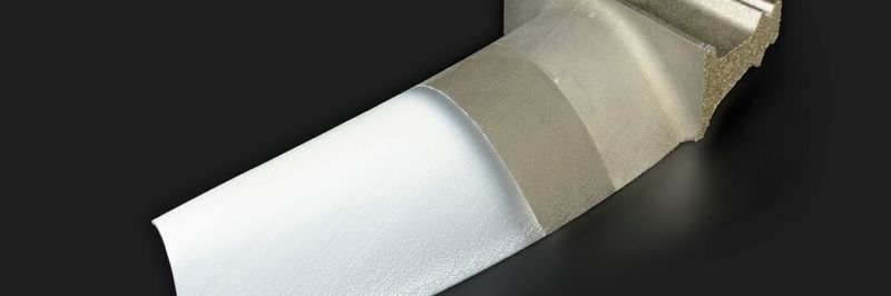 Turbinenschaufel mit dünner Keramikbeschichtung aus Yttrium-stabilisiertem Zirkoniumoxid (YSZ): eine solche Wärmedämmschicht ermöglicht eine höhere Betriebstemperatur in der Turbine, wodurch sich die Treibstoff-Ausbeute verbessert.