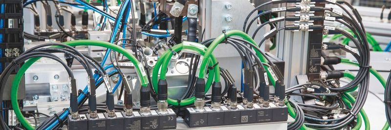 Hager setzt bei der Automatisierung seiner Prüfanlagen auf ein modulares IO-System. Elektrokonstrukteure können hierbei für jeden Steckplatz entscheiden, ob er als Eingang oder Ausgang genutzt werden soll.