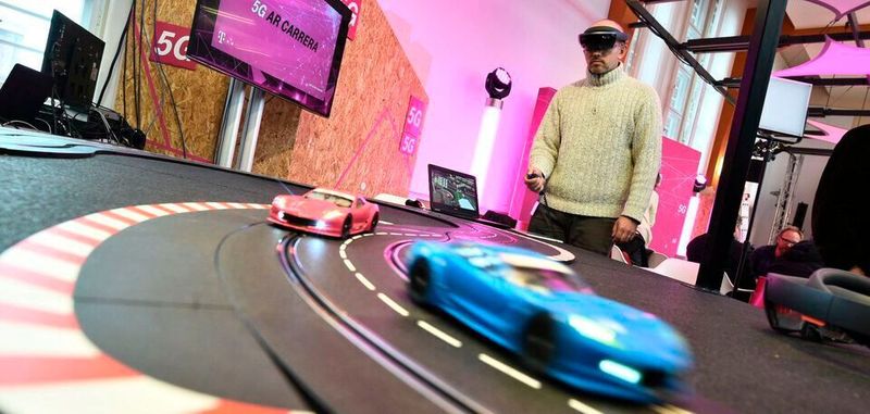 Vom Spiel zum industriellen Einsatz: 5G-fähige Augmented-Reality-Brillen werden künftig Monteure beim Zusammenbau von Maschinen unterstützen.