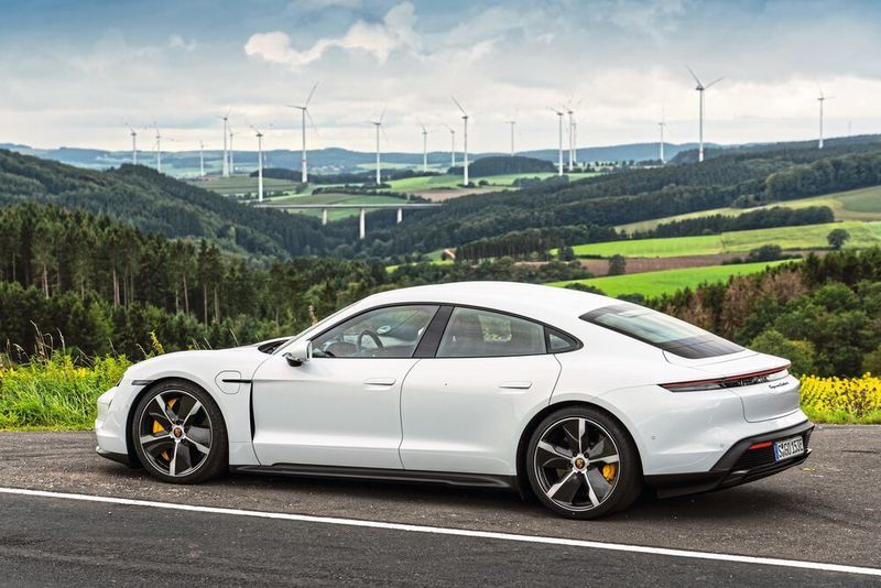Porsche hat zu ersten Testfahrten mit dem Taycan geladen. Unser Fazit: Auch elektrisch bleibt die Marke ihren Werten treu.