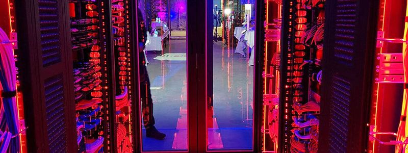 Das Konzept „Edge Computing – Underground“ wurde in Zusammenarbeit mit Dätwyler Cabling Solutions und Amberg Engineering als eine kosteneffiziente, platzsparende und sichere Lösung für die Herausforderungen von Smart Cities entwickelt.