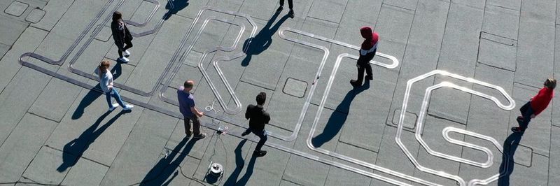 Auf dem Dach von Paessler bildet die Carrera-Bahn die Buchstaben PRTG.
