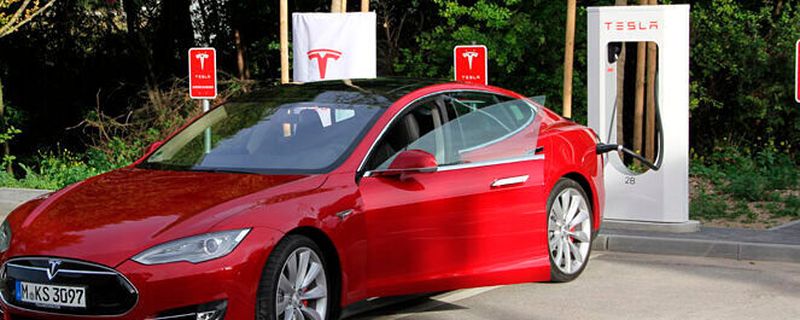 Die elektrische Reichweite der 421 PS starken Limousine gibt Tesla mit 502 Kilometern an – nach dem ECE-Zyklus. Der Hersteller hat zudem in ein System von 480-Volt-Schnelladesäulen investiert, mit dem die Akkus innerhalb von 40 Minuten auf 80 Prozent Ladezustand gebracht werden können.