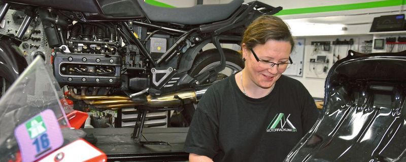 Operation am offenen Herzen: Ulrike Schroeder reizen die schwierigen Fälle. Sie liebt es, wenn die Fehlersuche am Motorrad zur Denksportaufgabe wird.