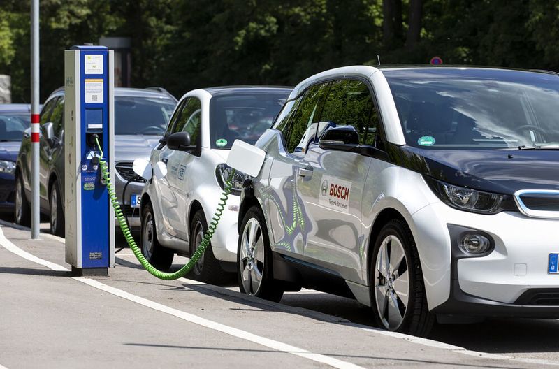 Bosch bietet einen Cloud-Service für E-Autoflotten an, der den Verschleiß der Batterien reduzieren soll.