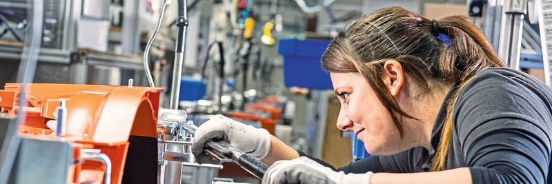 Eine flexible, ausgereifte Maschinen- und Betriebsdatenerfassung unterstützt 600 Fachkräfte, an aktuell 23 Montagelinien hochwertige Garten- und Forstgeräte wirtschaftlich produzieren zu können.