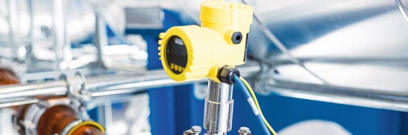 Radar level measurement at 80 GHz has created a sensation in recent years: Here, a Vegapuls 64 performs measurements through the thick glass of a glass container in a distillation plant for natural oils. The readings form the basis for automation of the entire process.
