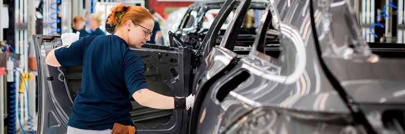 Ten of the world's 16 largest automotive groups suffered a decline in profits in the second quarter.