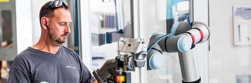 Mit dem UR16e deckt Universal Robots den bestehenden Bedarf an einem kollaborierenden Roboter, der auch Aufgaben mit hoher Traglast zuverlässig und effizient ausführt.