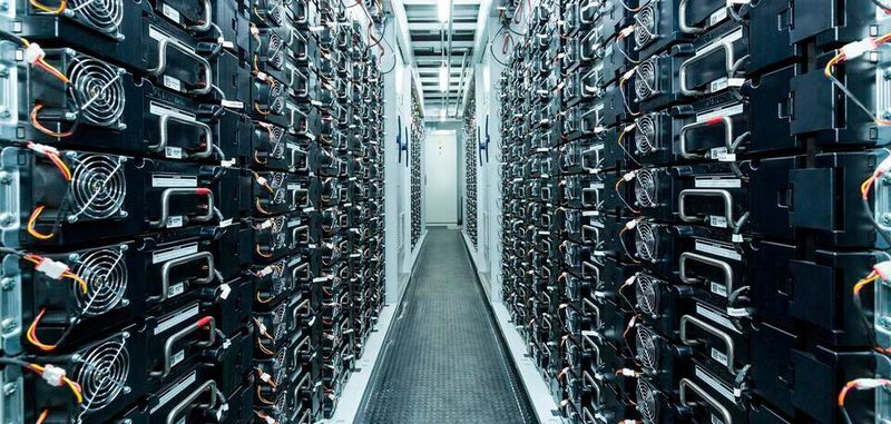 Ein 15-Megawatt-Batteriespeicher sorgt dafür, dass das Hybridregelkraftwerk das Stromnetz mit positiver oder negativer Regelenergie stabilisieren kann.