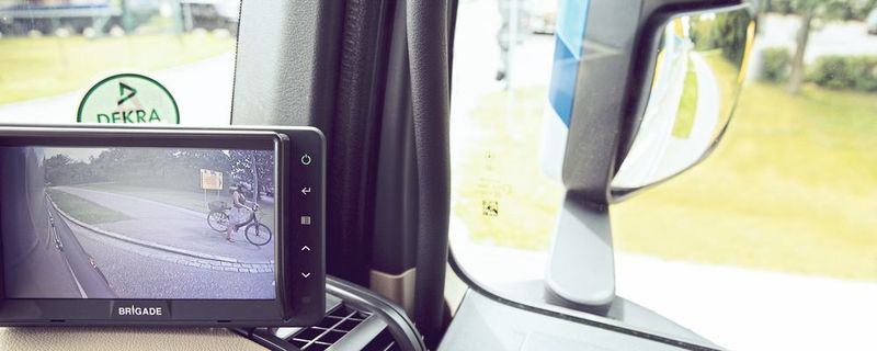 Fahrerassistenzsysteme, wie Abbiegeassisten spielen auch in Nutzfahrzeugen eine immer größere Rolle. Einige Unternehmen wie Edeka haben ihre Lkw-Flotte bereits mit Systemen, die den Fahrern beim Abbiegen helfen sollen, nachgerüstet.