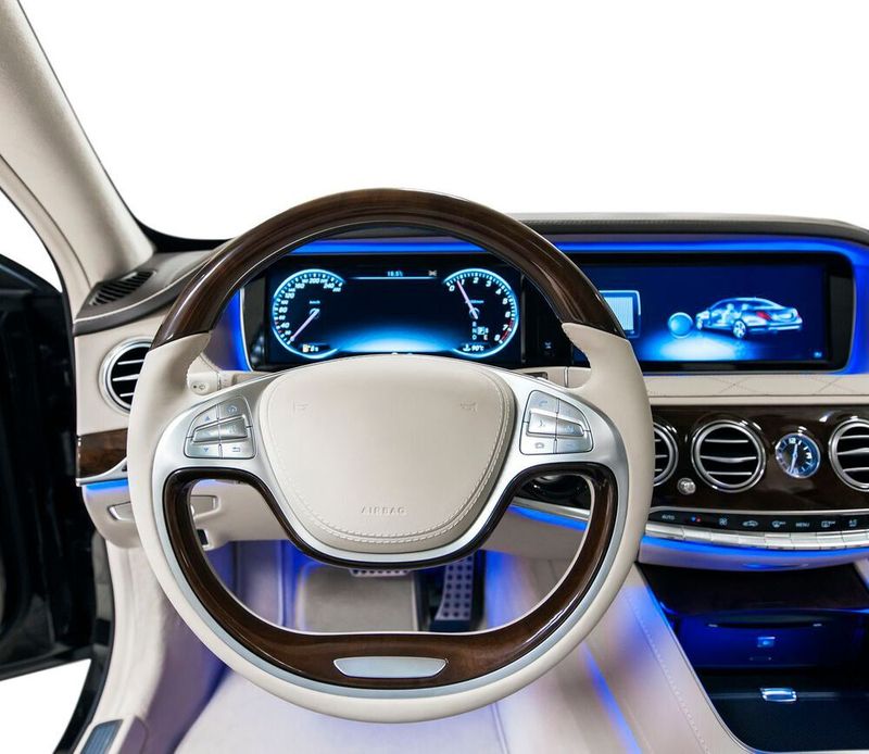 Sumitomo Demag präsentiert eigenen Angaben zufolge das größte, per In-Mould-Decorating hergestellte Display für den automobilen Innenraum.