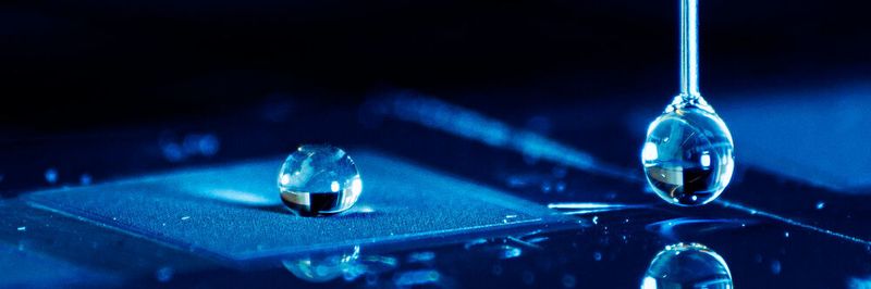 Stephan Milles von der TU Dresden hat es geschafft, eine Aluminiumoberfläche so mit einem laserbasierten Verfahren zu bearbeiten, dass Wasser komplett abperlt.