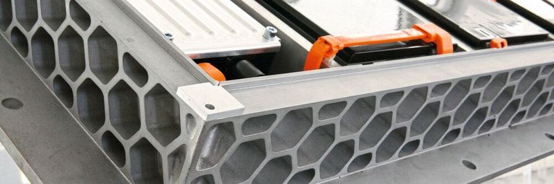 Die seitliche Wabenstruktur des Druckguss-Verbundes agiert im Crashfall mit definierter Verformung bei hoher Energieaufnahme.