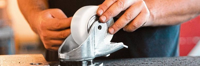 Neben neuen Schutzgehäusen für Schwerlastrollen präsentiert Torwegge auf der Motek Räder, Rollen und fördertechnische Systeme.