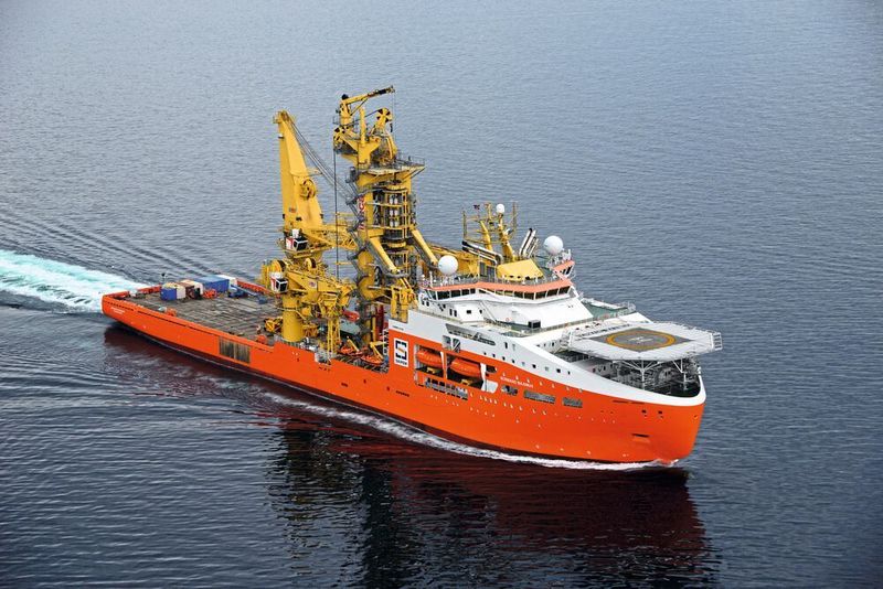 Rohrlegerschiffe sind schwimmende Pipeline-Fabriken mit bootseigener Schweißerei, die Pipelines und Kabel in der Tiefsee verlegen.
