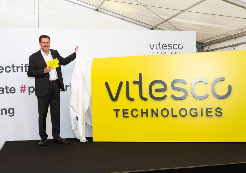 Andreas Wolf, Leiter von Vitesco Technologies, beim Enthüllen des Firmenlogos.