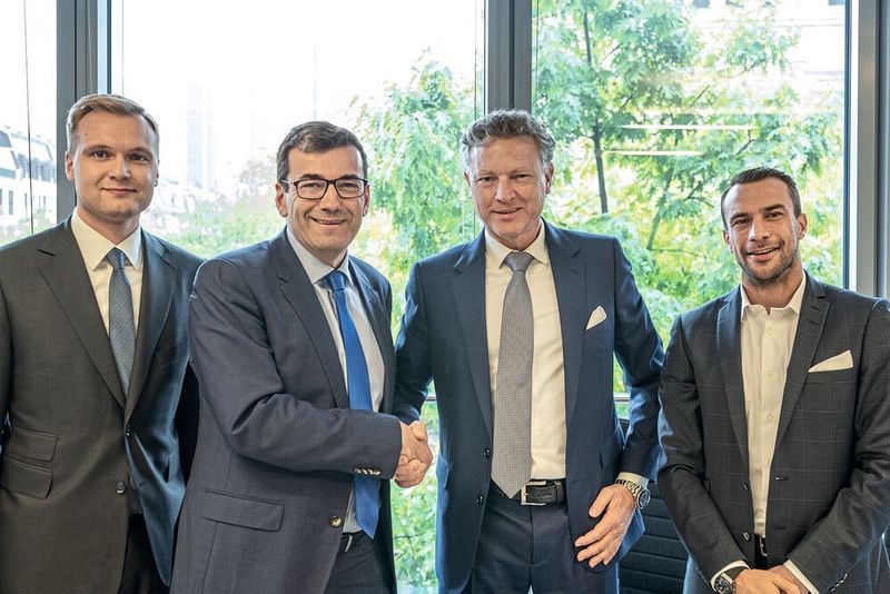 Marcel Klehr (Vice President Germany, Formel D), Jürgen Laakmann (CEO, Formel D), Michael Martin (Altgesellschafter und bisheriger Geschäftsführer Vdynamics), Raffaele Bruno (Altgesellschafter und Geschäftsführer Vdynamics) bei der Unterzeichung der Übernahmevereinbarung (v.l.).