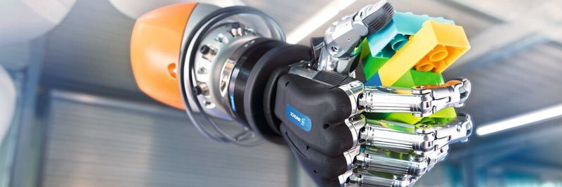 Mittel- und langfristig geht der Trend zum autonomen Greifen. In Pilotanwendungen mit der Schunk SVH 5-Fingerhand verdeutlicht Schunk, was heute über eine Kombination aus flexiblen Greifern, Sensorik und Künstlicher Intelligenz bereits möglich ist.
