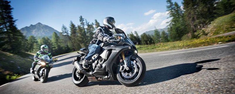 iXS bringt die Sportjacke RS-400 ST auf den Markt. Sie wurde dazu entwickelt bei jedem Wetter angenehm und komfortabel zu tragen zu sein.