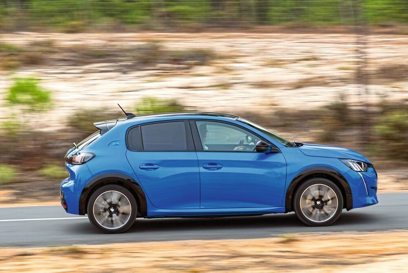 Anfang nächsten Jahres erscheint mit dem Peugeot E-208 das Schwestermodell des ebenfalls batteriebetriebenen Opel Corsa E.