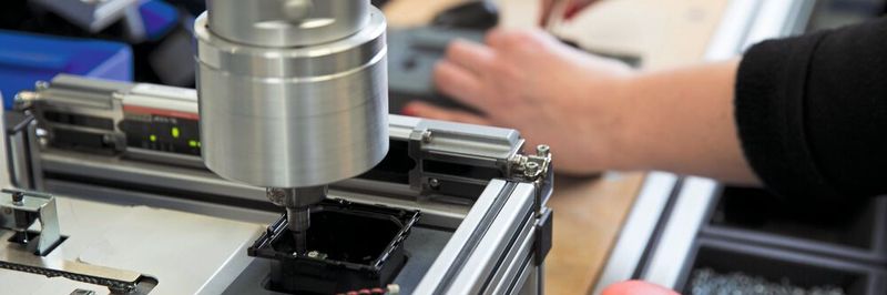 Kollaborierende Roboter dienen nicht nur dazu, schwere Lasten zu bewegen. Sie eignen sich auch für Arbeiten, die Fingerfertigkeit erfordern – wie etwa das Verschrauben von Teilen.