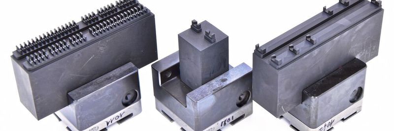 Nass gefräste Graphitelektroden in der Serie (80-fach) mit einer Genauigkeit von unter 4 µm.