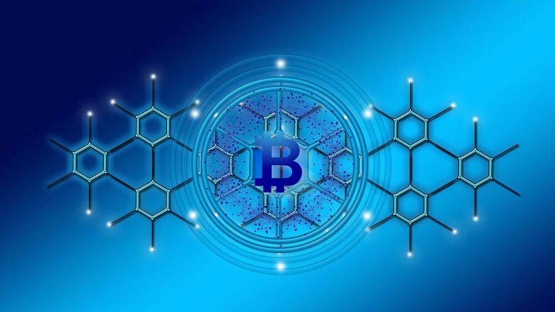 Public Blockchain wird am häufigsten für öffentlich verfügbare Kryptowährungen und Smart Contracts verwendet, weil sie durch die hohe Transparenz eine solide Vertrauensbasis schaffen.