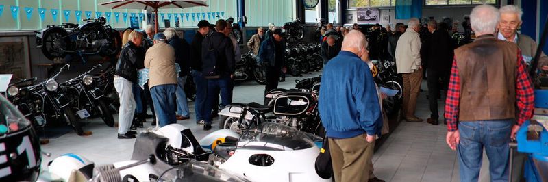 Das schlechte Wetter hielt viele Motorradenthusiasten nicht davon ab die Ausstellung zu besuchen.
