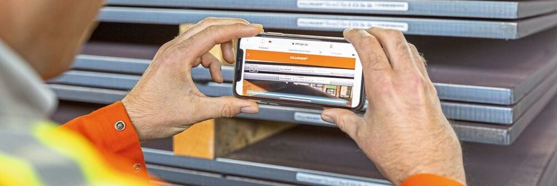Wenn Kunden am vorliegenden Blech den Barcode per Smartphone scannen, erhalten sie neben den konkreten Daten aus dem Originalzeugnis-PDF für dieses Blech auch die allgemeinen Auftragsinformationen, die Ergebnisse der durchgeführten Prüfversuche sowie die Daten der chemischen Analyse.