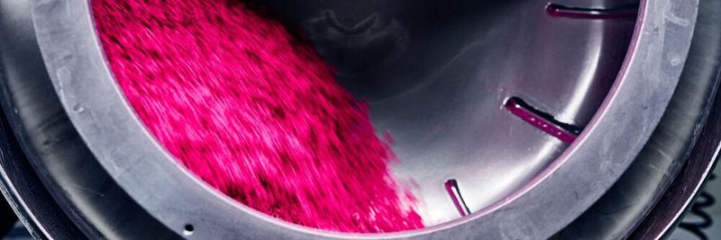 Beschichtung von Kleinteilen im Trommel-Beschichtungsverfahren, Beispiel mit pinkfarbenem Gleitlack.