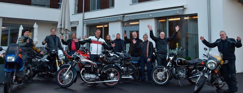 Vom Start weg gute Laune: Aufbruch zur Oldtimer-Ausfahrt am Hotel Kapellenberg in Eibelstadt.