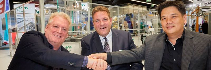 Serge Tousignant, President von Systemex, Stefan Brenner, Geschäftsführer von AMI und Kampanart Tanpitkaksidh, Direktor von Robot System (v. l.) beim Vertragsschluss auf der Fachpack.