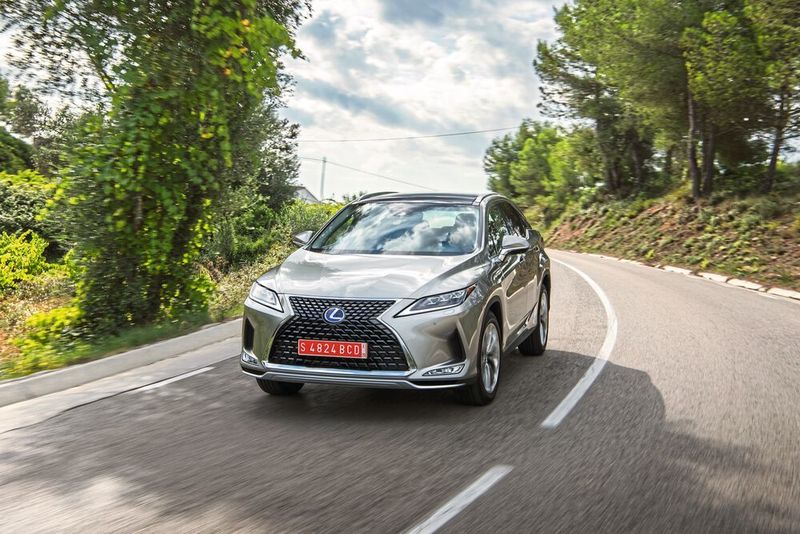 Zum 30. Marken-Geburtstag hat Lexus sein Hybrid-SUV RX 450h überarbeitet und mit neuer Scheinwerfer-Technik ausgestattet.