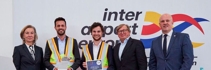 Nicola Hamann, Geschäftsführerin von Mack Brooks Exhibitions, Benjamin Reis, Manager Safety und Sales bei Linde, Fabian Zimmermann, Produktmanager bei Linde, Dr. Michael Kerkloh, Vorsitzender der Geschäftsführung Flughafen München, und Kay Bärenfänger, Präsident des German Airport Technology & Equipment e. V. (v.l.), bei der Preisverleihung.