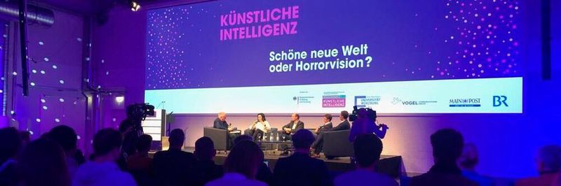 Im Rahmen der Podiumsdiskussion wurden Chancen und Risiken künstlicher Intelligenz erörtert.