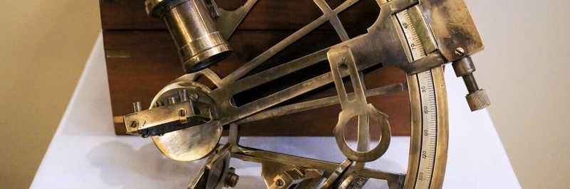 Ein Sextant war lange Zeit das präziseste Instrument zur Navigation auf hoher See.