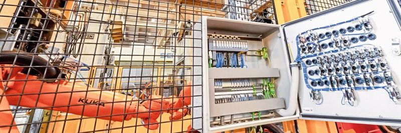 Im Projekt „Umbau der Pressenlinie“ im Kölner Ford-Werk werden ausschließlich Reihenklemmen von Wago eingesetzt. Durch die Einigung auf ein projektbezogenes einheitliches System ergeben sich Vorteile in der Logistik, beim Einkauf und in der Ersatzteilbeschaffung.