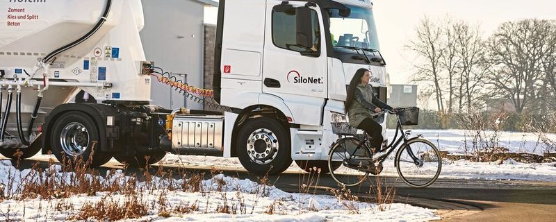 Brenzlige Situation: Abbiegeassistenten informieren den Fahrer, wenn sich Radfahrer oder Fußgänger im toten Winkel befinden.