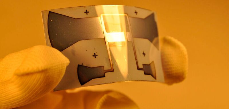 Chiploses Etikett aus Nanosilizium: Das Silizium in Form von Nanopartikeln wird in eine spezielle Tinte eingebracht, die sich mit einem Tintenstrahldrucker direkt auf das Paket drucken und per Laser zu einer funktionierenden elektronischen Schaltungen verarbeiten lässt.