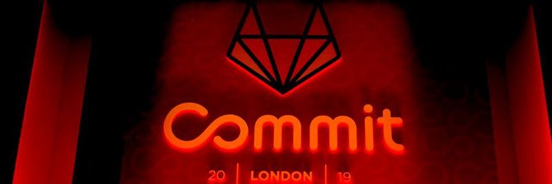 Auf der Bühne des GitLab Commit London hielten unter anderem Vertreter von Porsche und Siemens ihre Präsentionen.