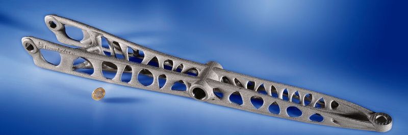 Im Rahmen von Future AM haben die Wissenschaftler am Fraunhofer ILT ein Maschinenkonzept zum LPBF von großen Metallbauteilen konzipiert. Das Ergebnis: ein großes Bauteil für die Luft- und Raumfahrt.