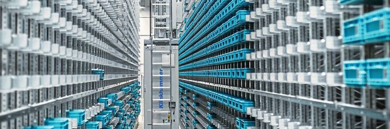 Zweigassiges, automatische Kleinteilelager mit 17.820 Behälterstellplätzen.